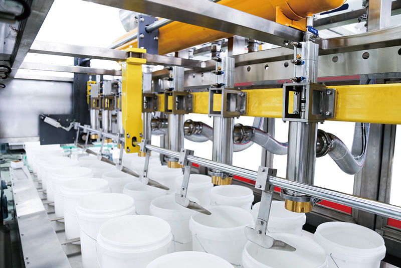 431626939734567.jpg ZC-3-TY智能下稱(chēng)重式灌裝機(jī)(三排推)10-30L內(nèi)部.jpg